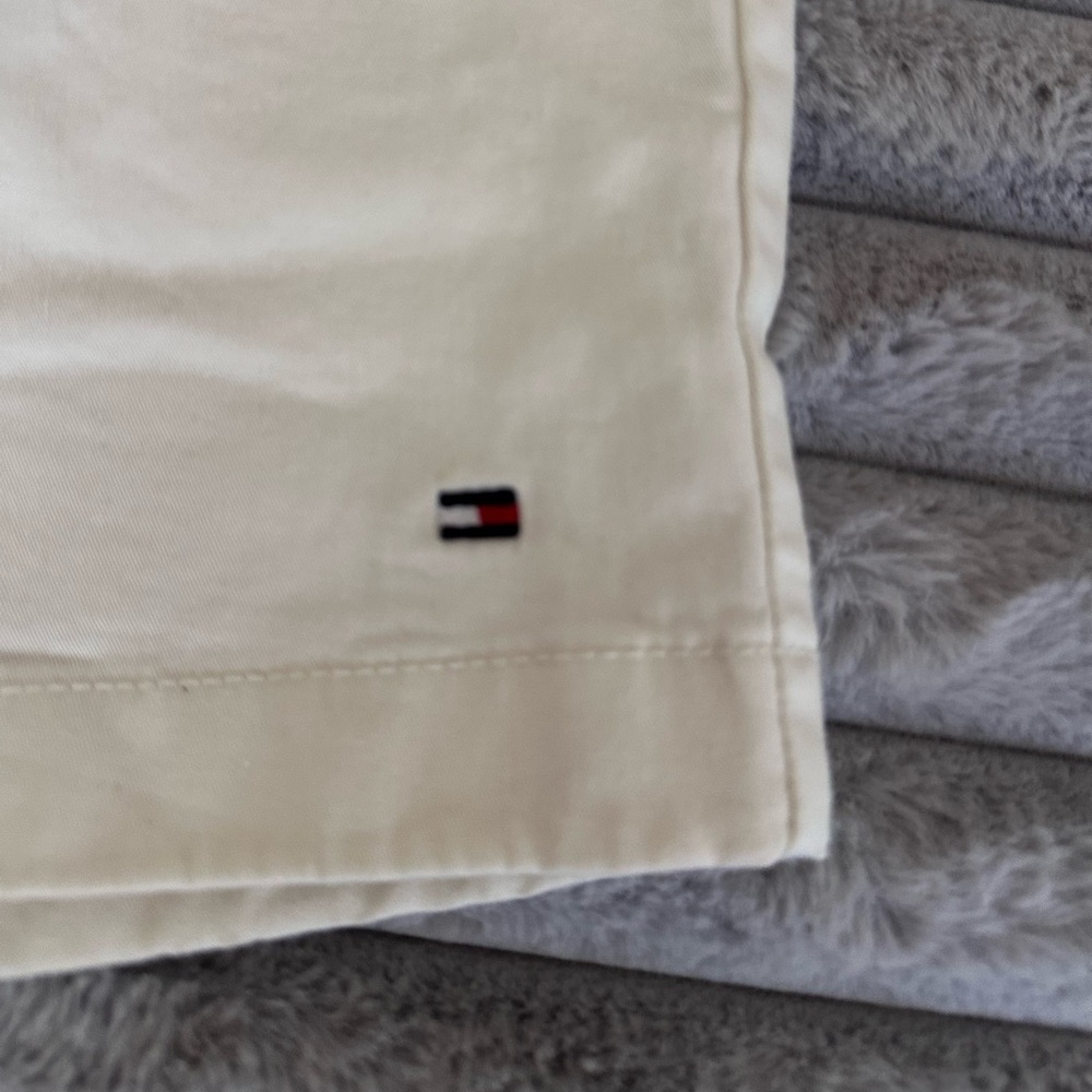 Tommy Hilfiger Men's Cream Shorts - Picture 2 of 4
